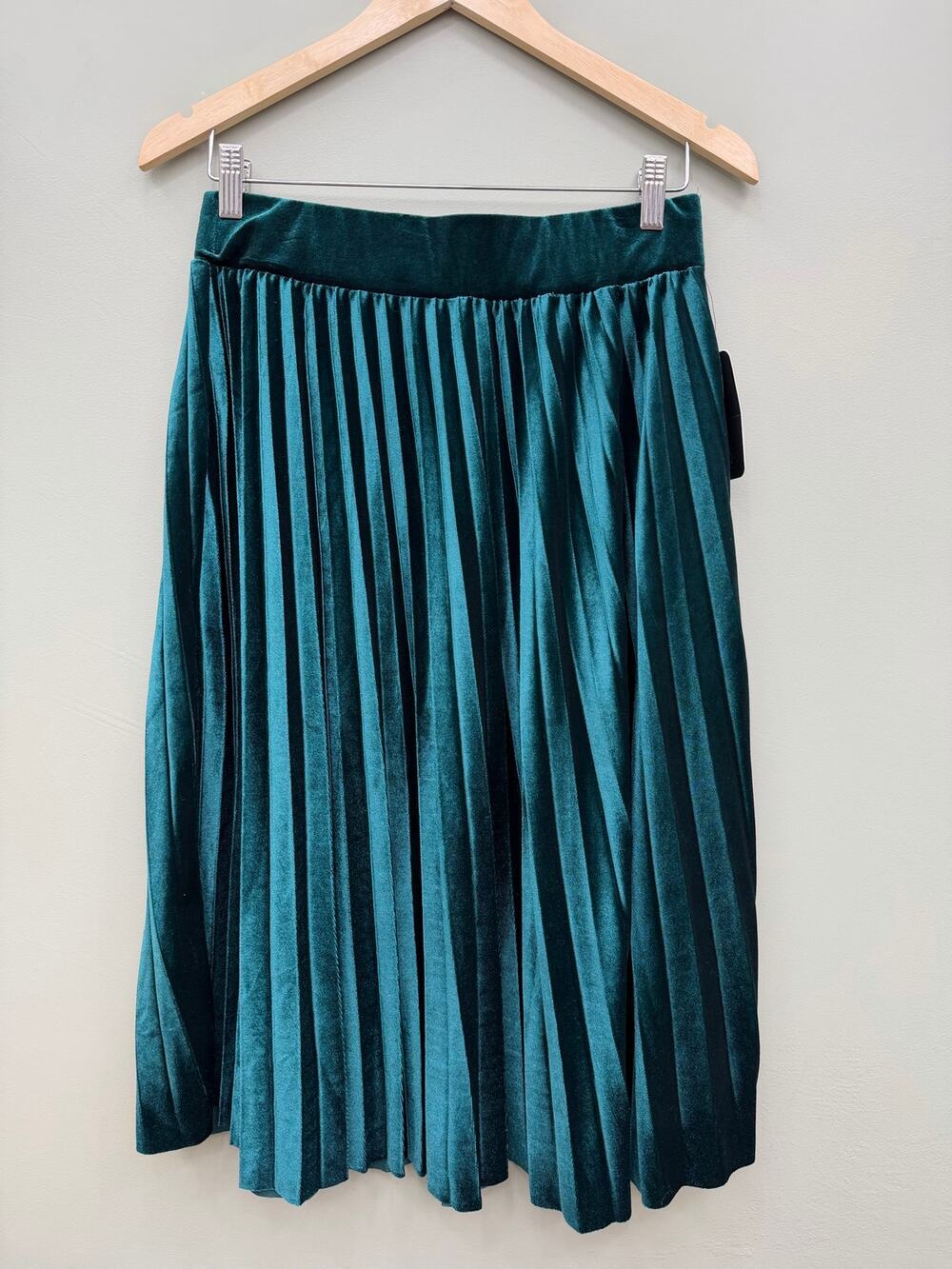 Metrowear Emerald Green Velvet Pleated Midi Skirt Christmas Holiday Medium NWT